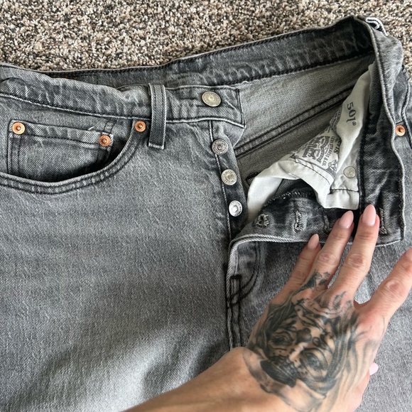 Levi’s 501 Gray Relaxed Tapered Jeans W26 L30 Raw Hem - Picture 3 of 6